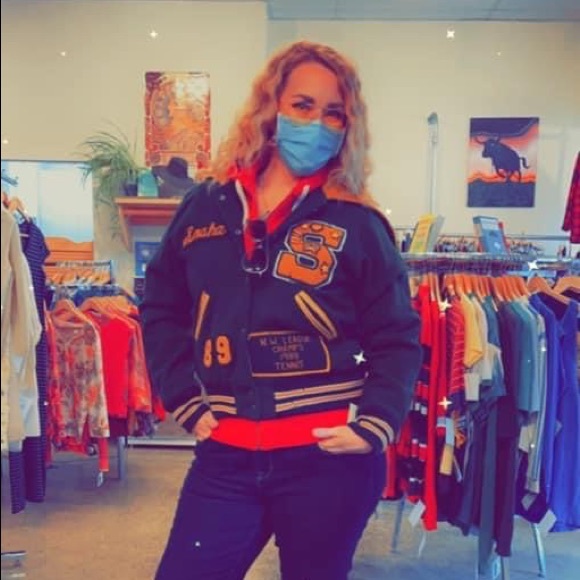 Meet your Posher, Miss J - Picture 2 of 3